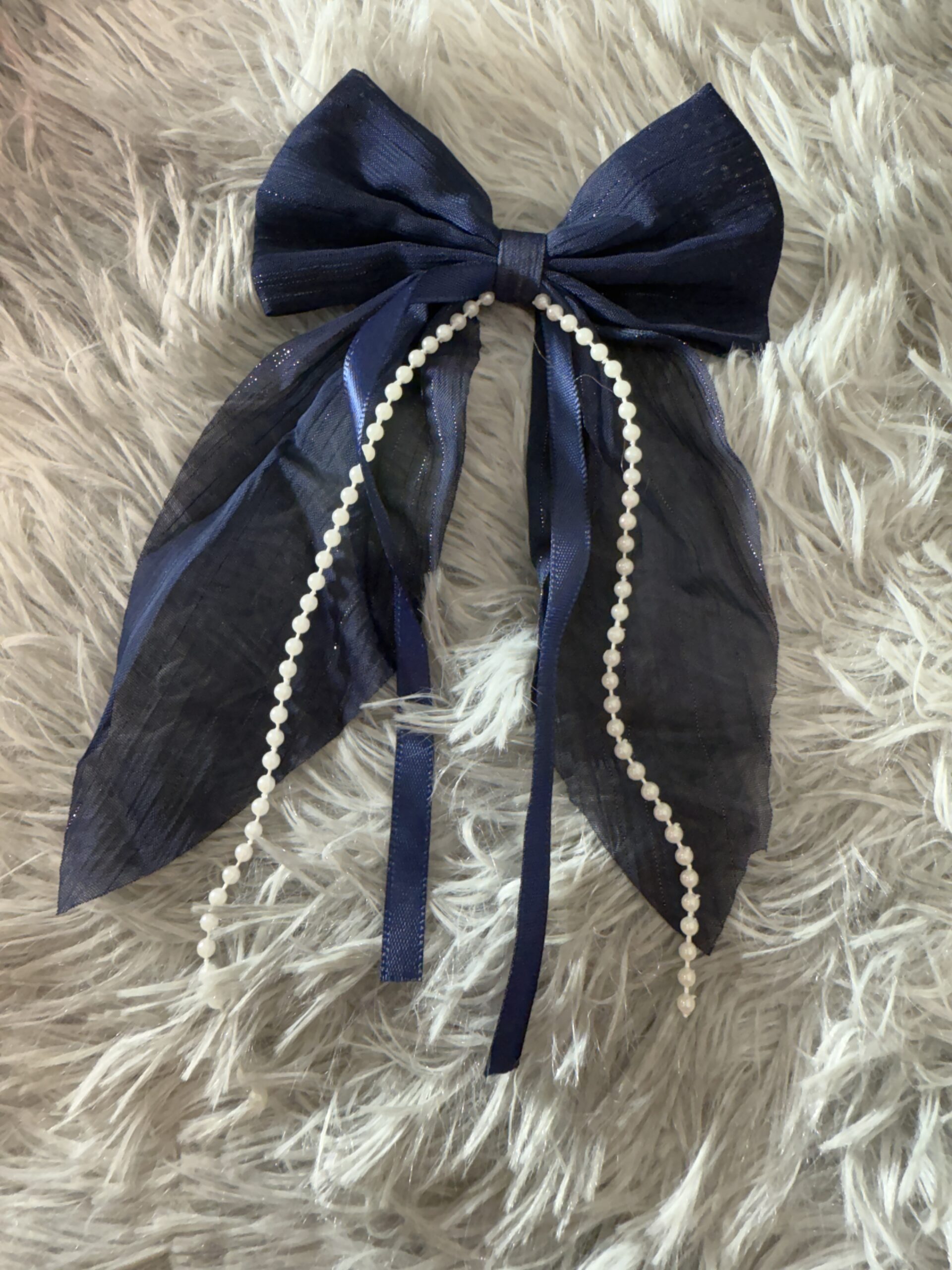 Beautiful bow with pearl embellishments - Image 4