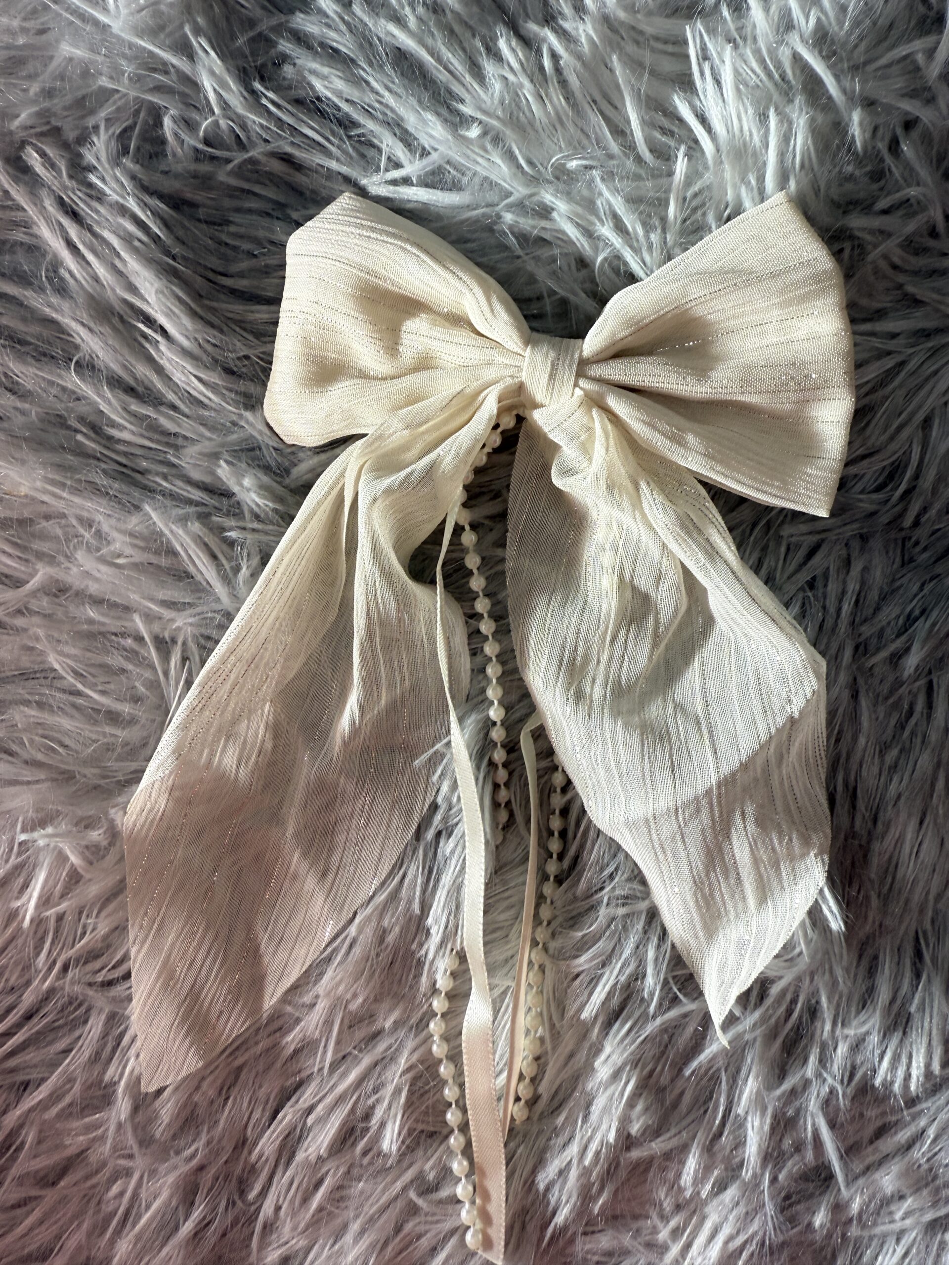 Beautiful bow with pearl embellishments - Image 3